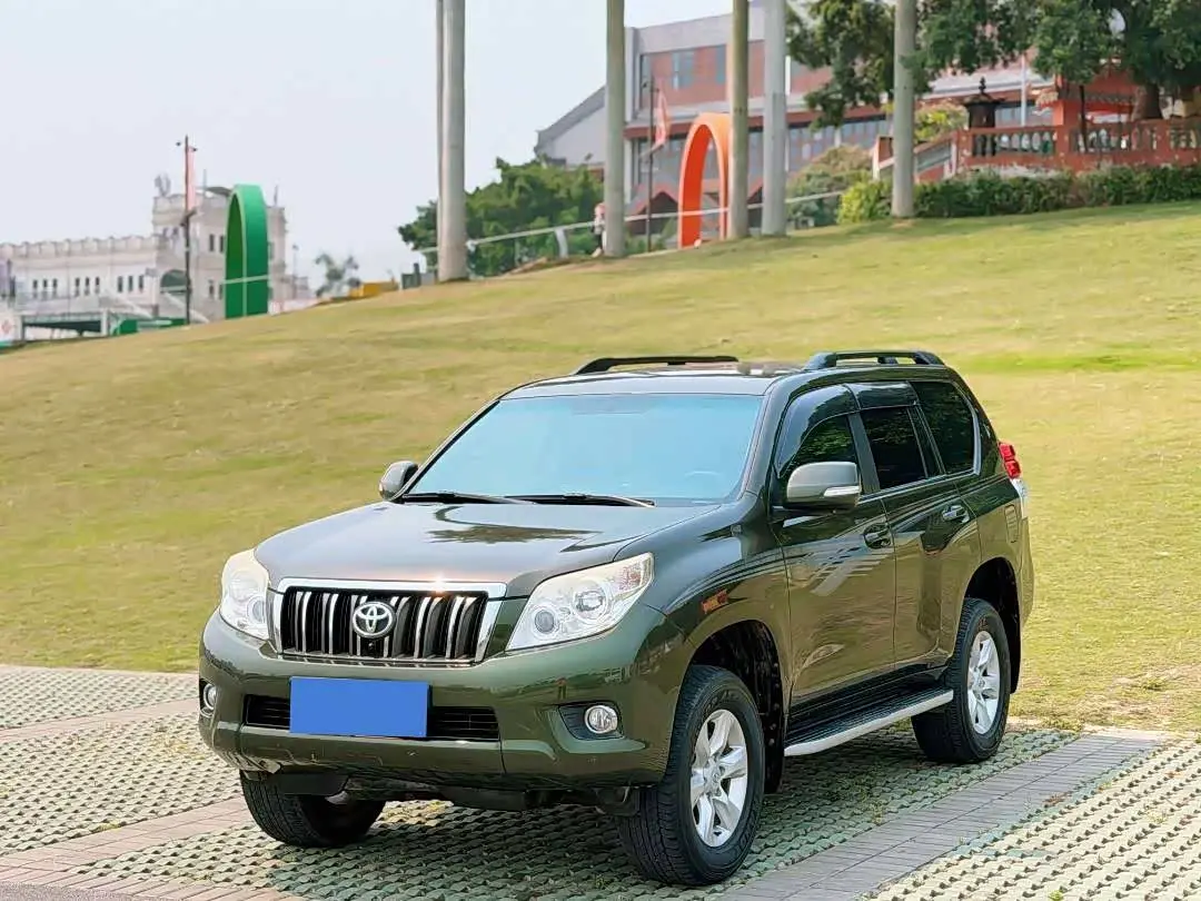 Toyota Prado 2012 — Photo 1/17
