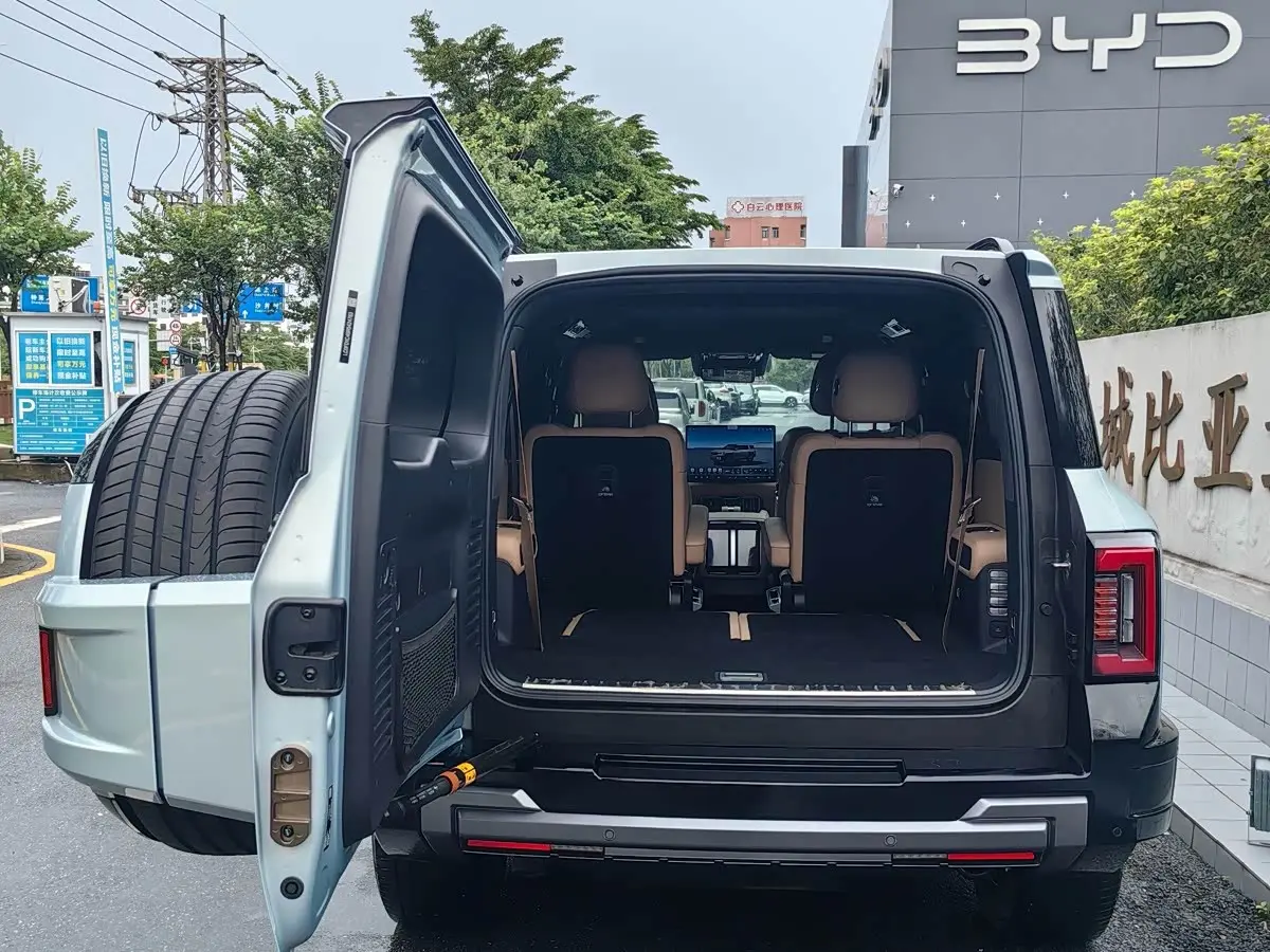 Fang Cheng Bao Leopard 8 2025 — Photo 8/13