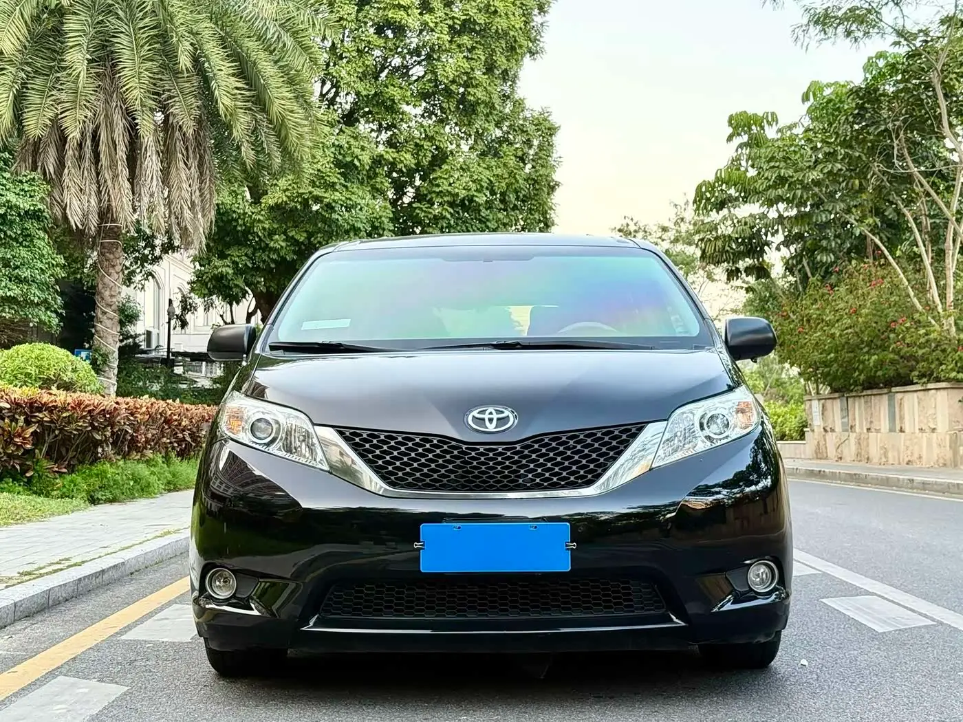 Toyota Sienna 2015 — Фото 2/15