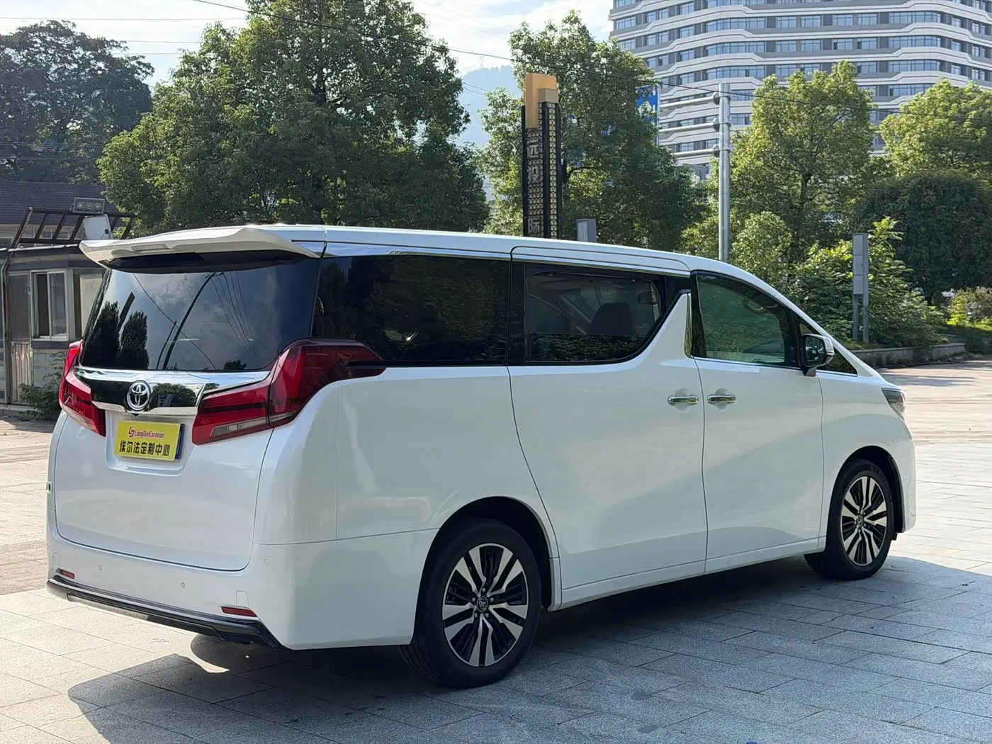 Toyota Alphard 2018 — Photo 12/13