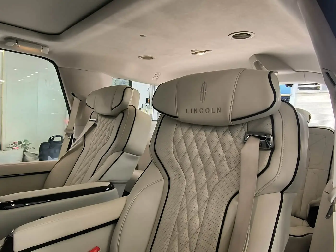Lincoln Navigator 2019 — Photo 4/20