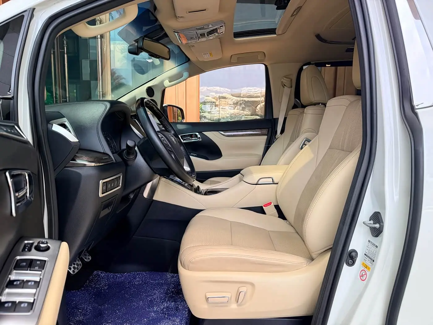 Toyota Alphard 2018 — Photo 9/20