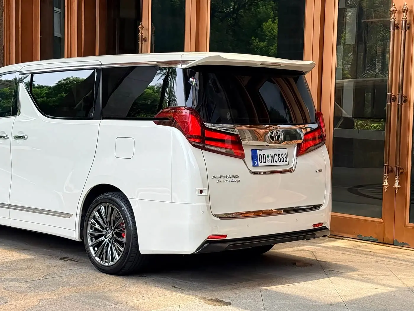 Toyota Alphard 2018 — Photo 7/20