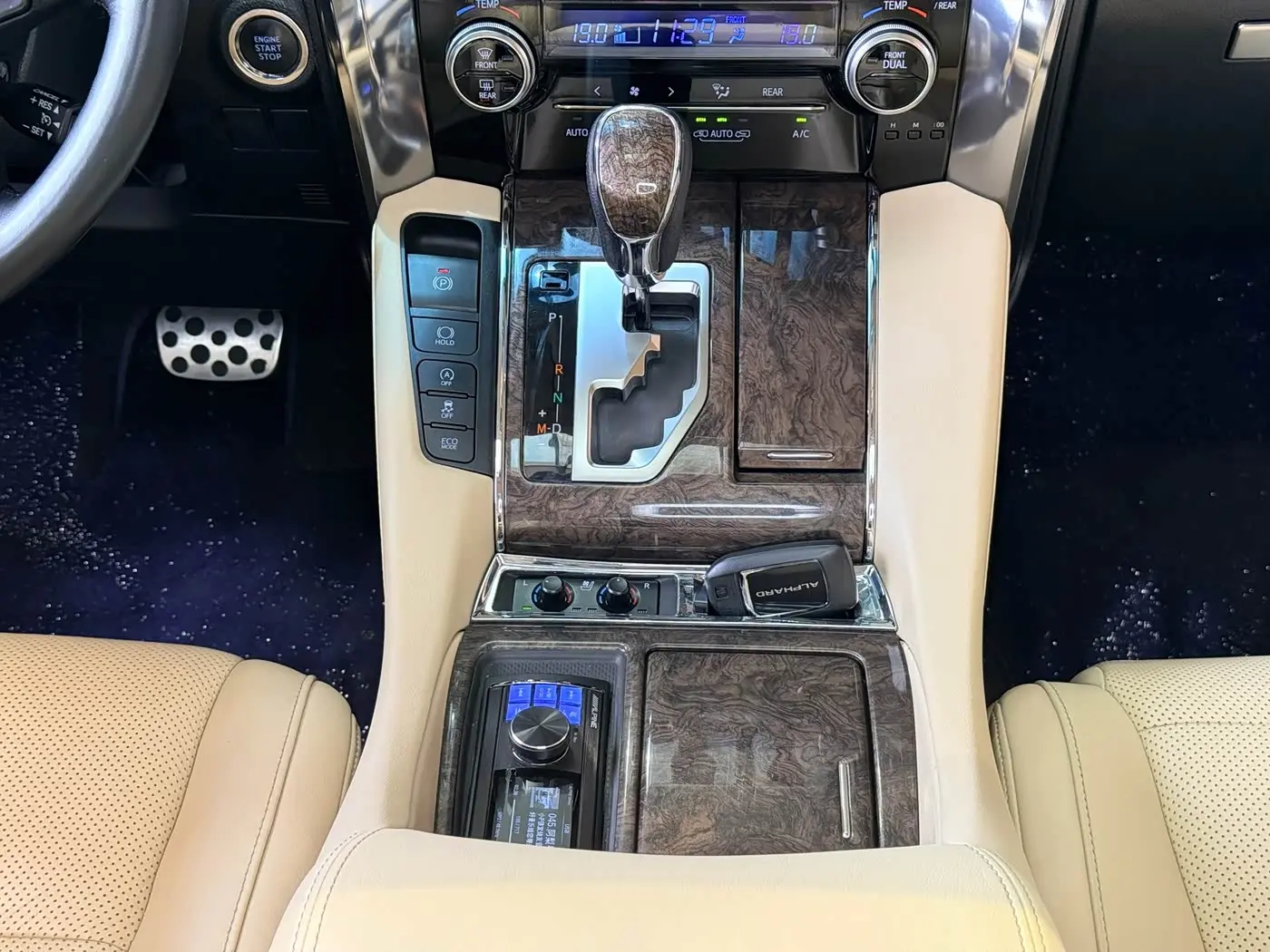Toyota Alphard 2018 — Photo 18/20