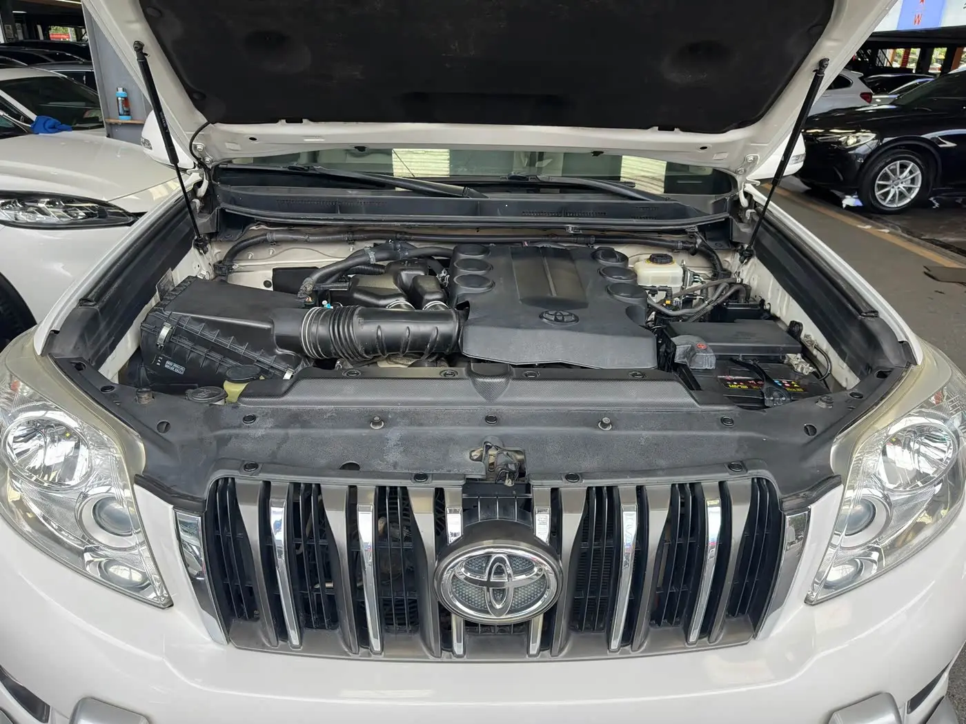 Toyota Prado 2013 — Photo 8/19