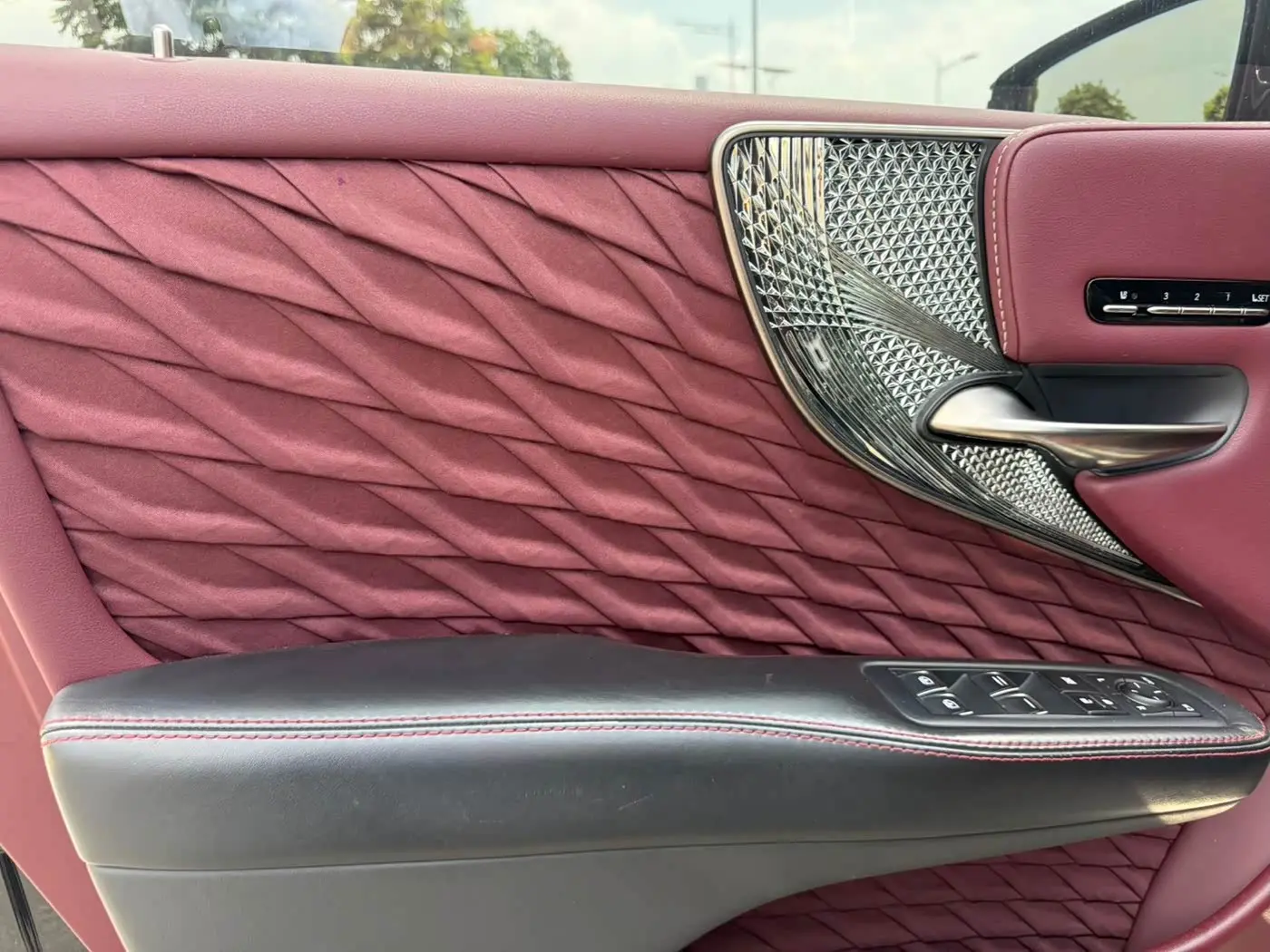 Lexus LS 2021 — Photo 8/11