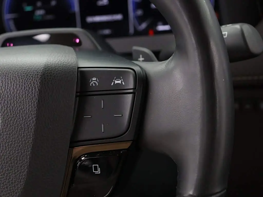 Toyota Alphard 2023 — Photo 17/20