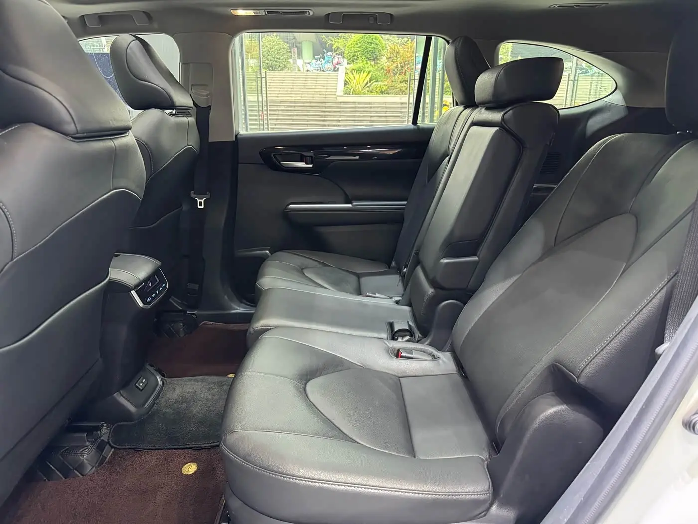 Toyota Highlander 2023 — Фото 10/14