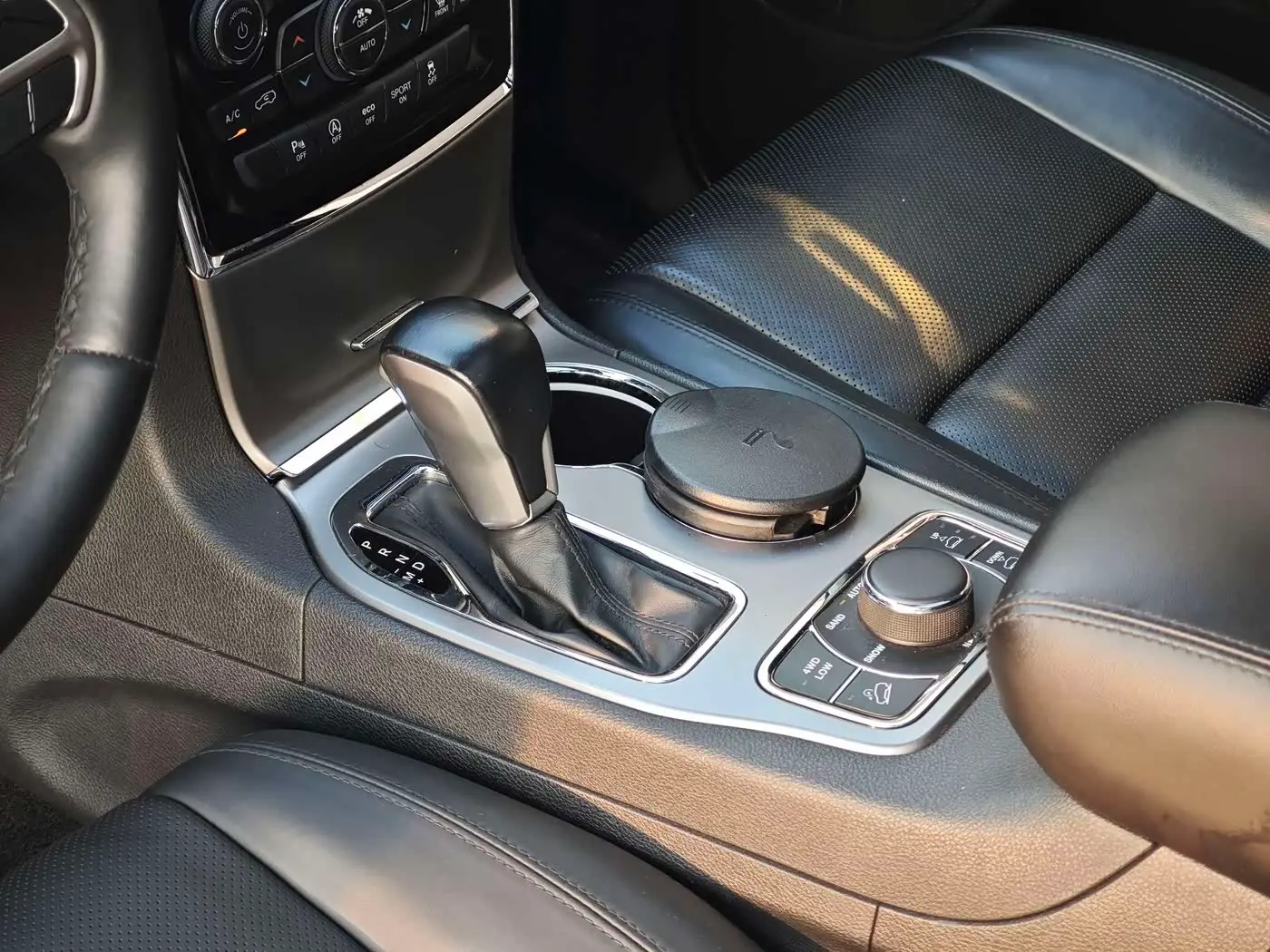 Jeep Grand Cherokee 2021 — Şəkil 10/20