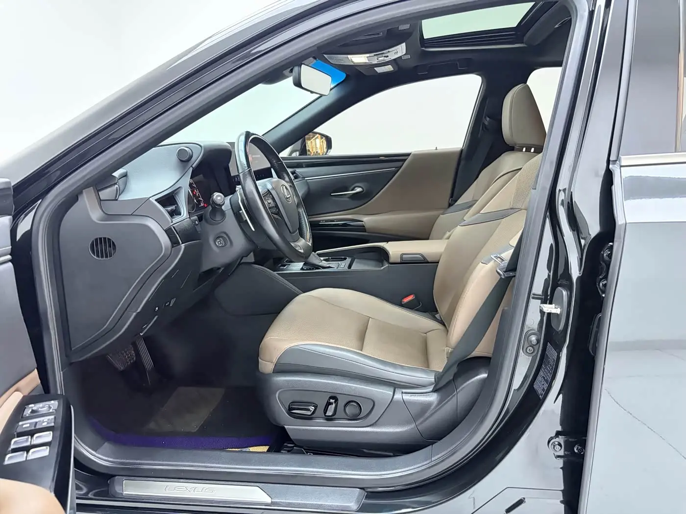 Lexus ES 2023 — Photo 6/18