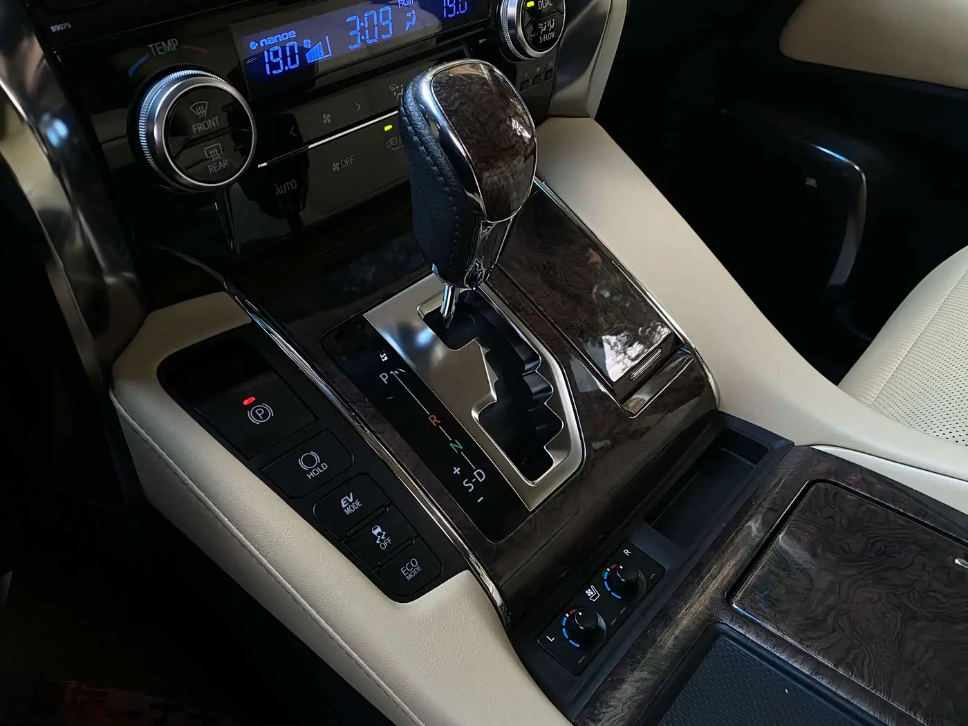 Toyota Alphard 2019 — Photo 17/20