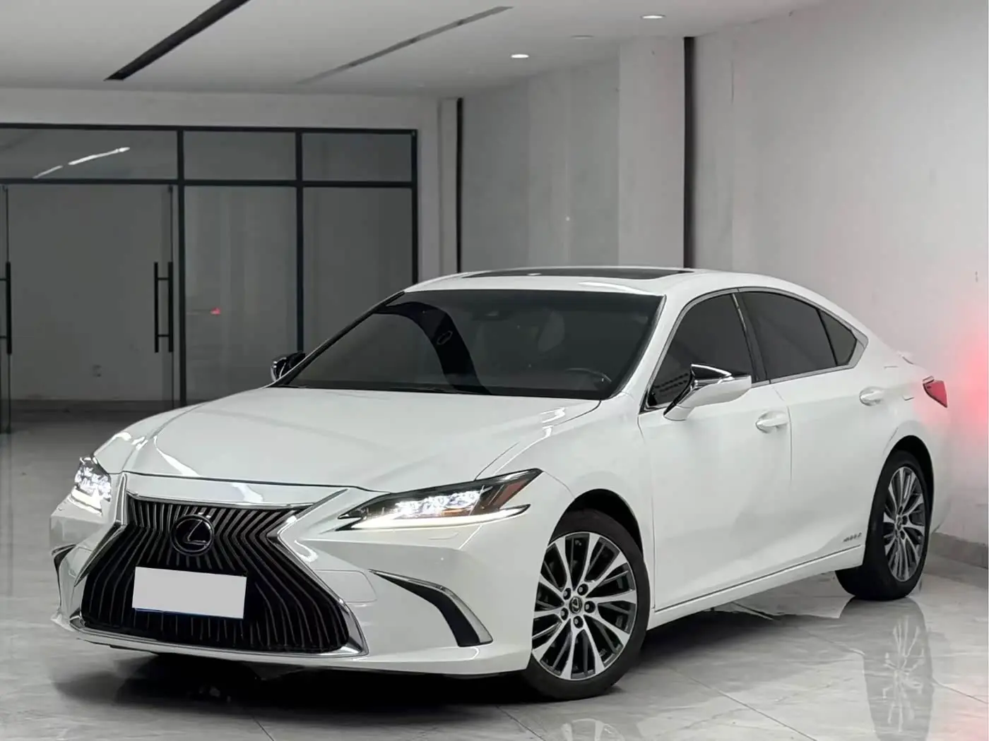 Lexus ES 2021 — Photo 1/9