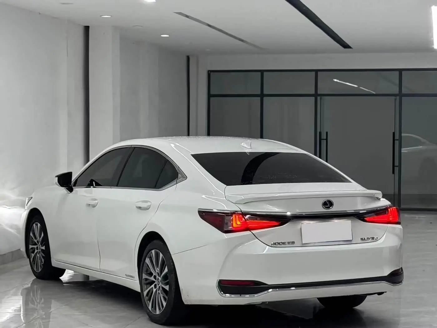 Lexus ES 2021 — Photo 9/9