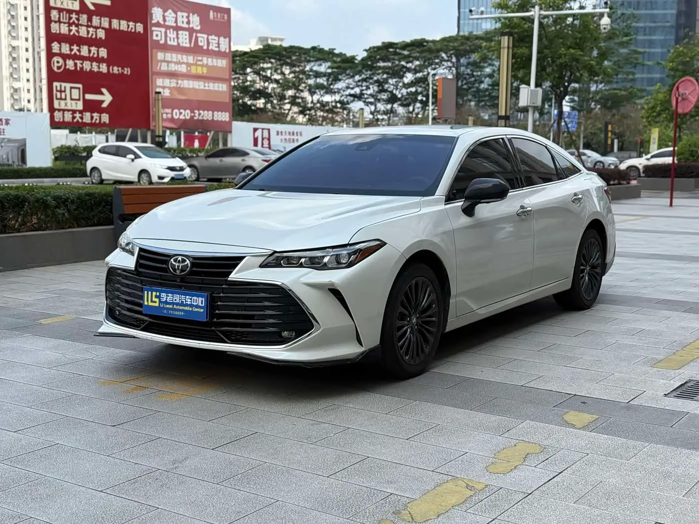 Toyota Avalon 2021 — ფოტო 2/10