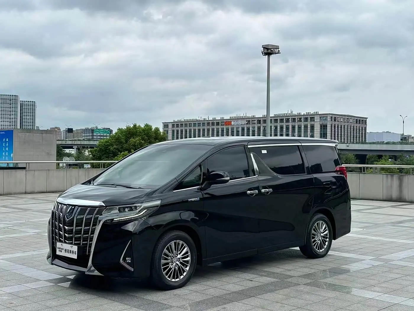 Toyota Alphard 2019 — Photo 1/12