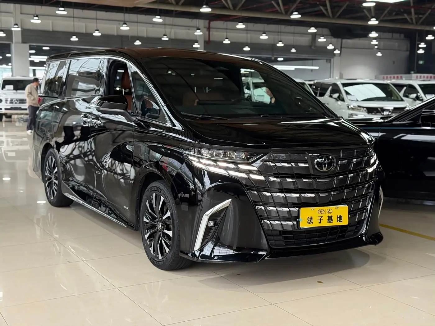 Toyota Alphard 2023 — Photo 3/20