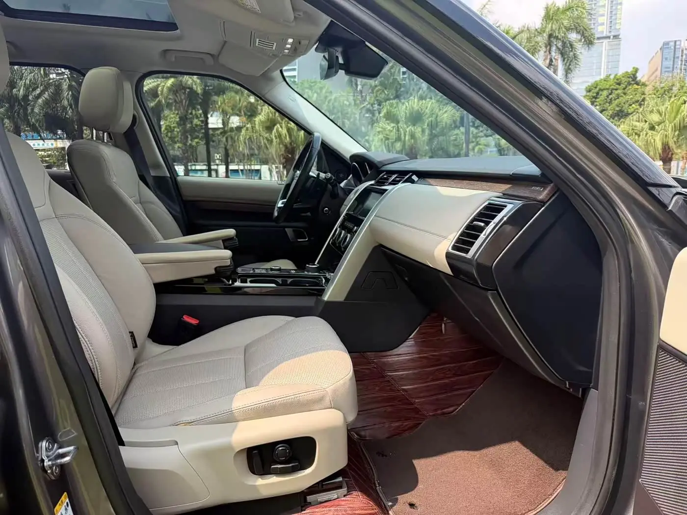Land Rover Discovery 2018 — Фото 11/12