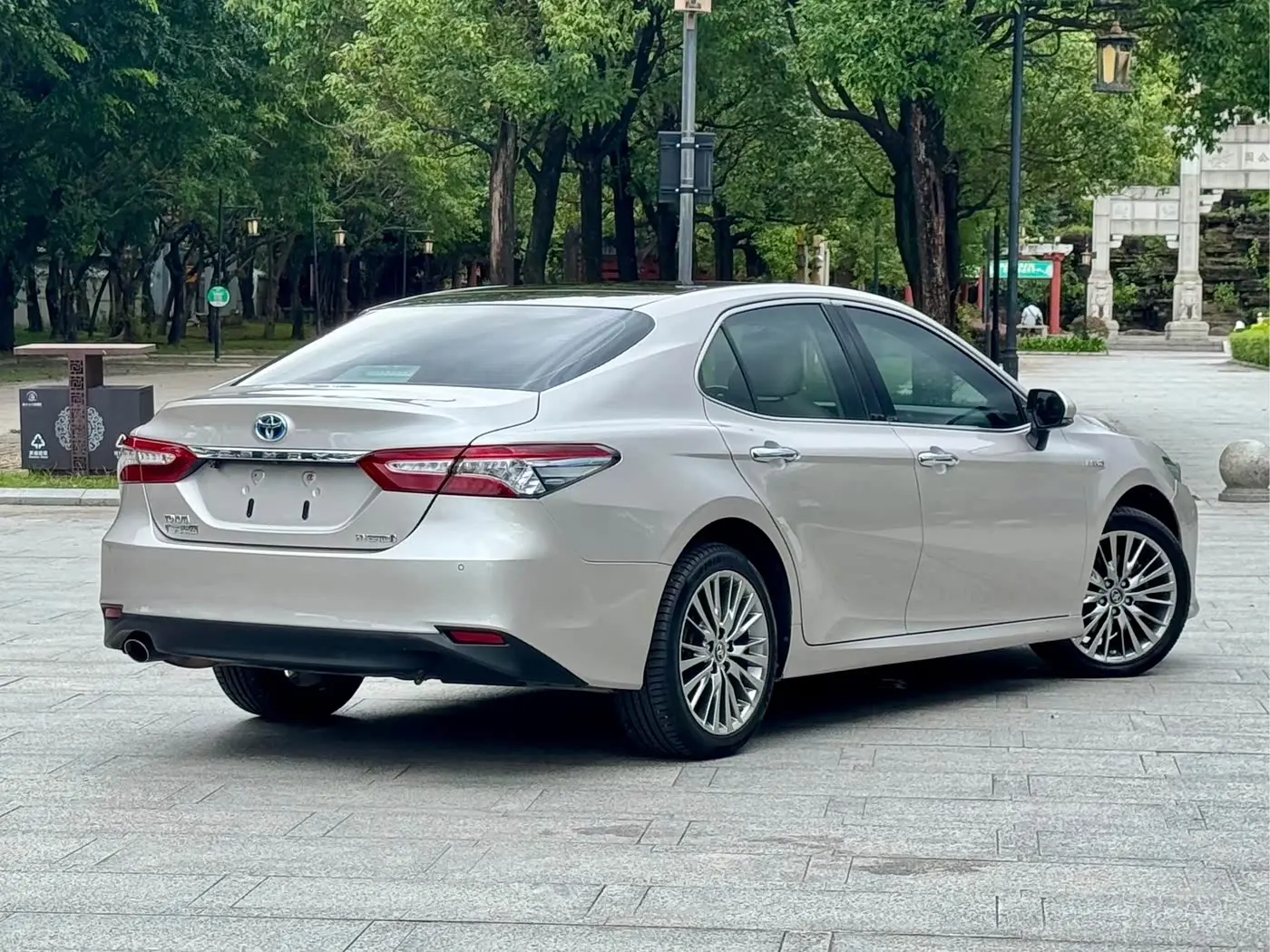 Toyota Camry 2019 — ფოტო 6/20