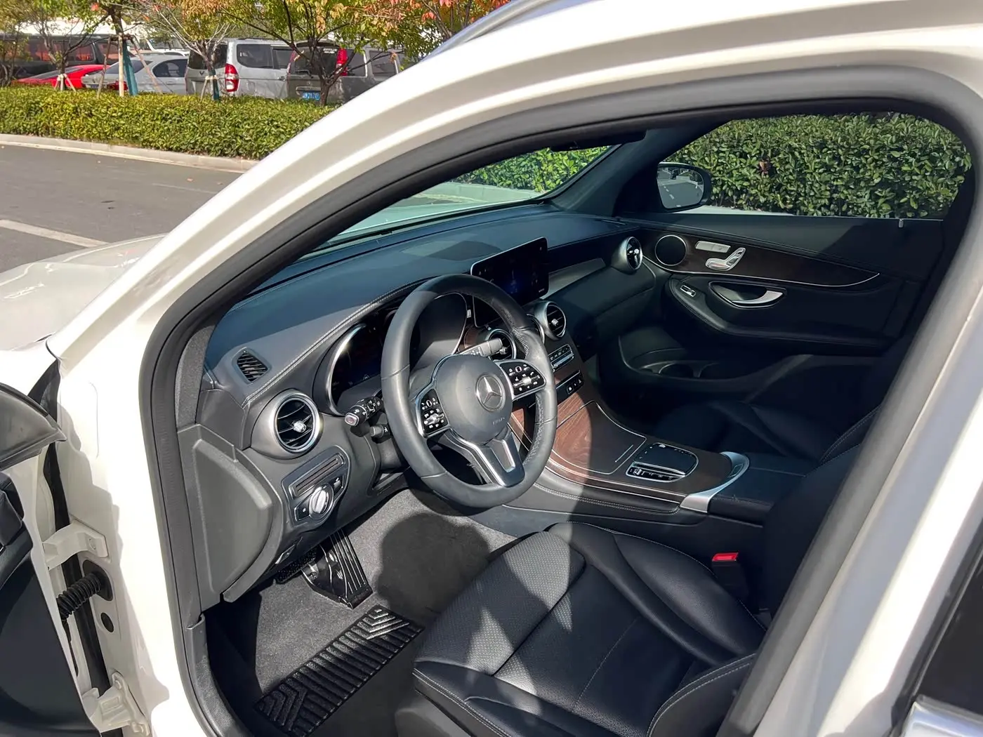 Mercedes-Benz GLC 2019 — Photo 11/17