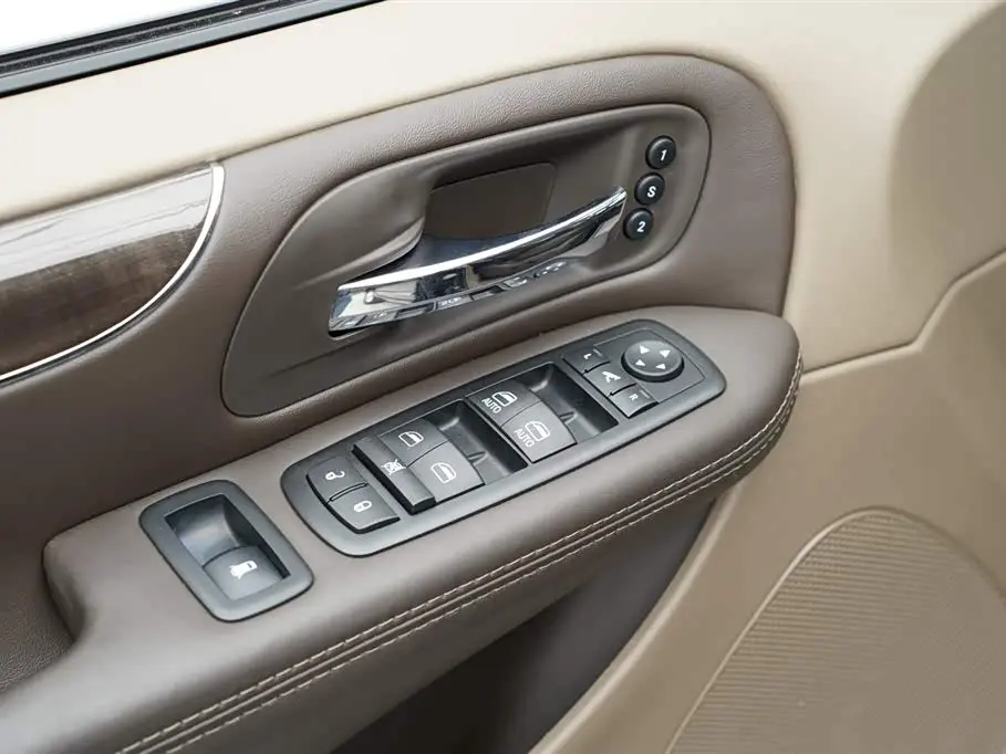 Chrysler Grand Voyager 2017 — Şəkil 9/20