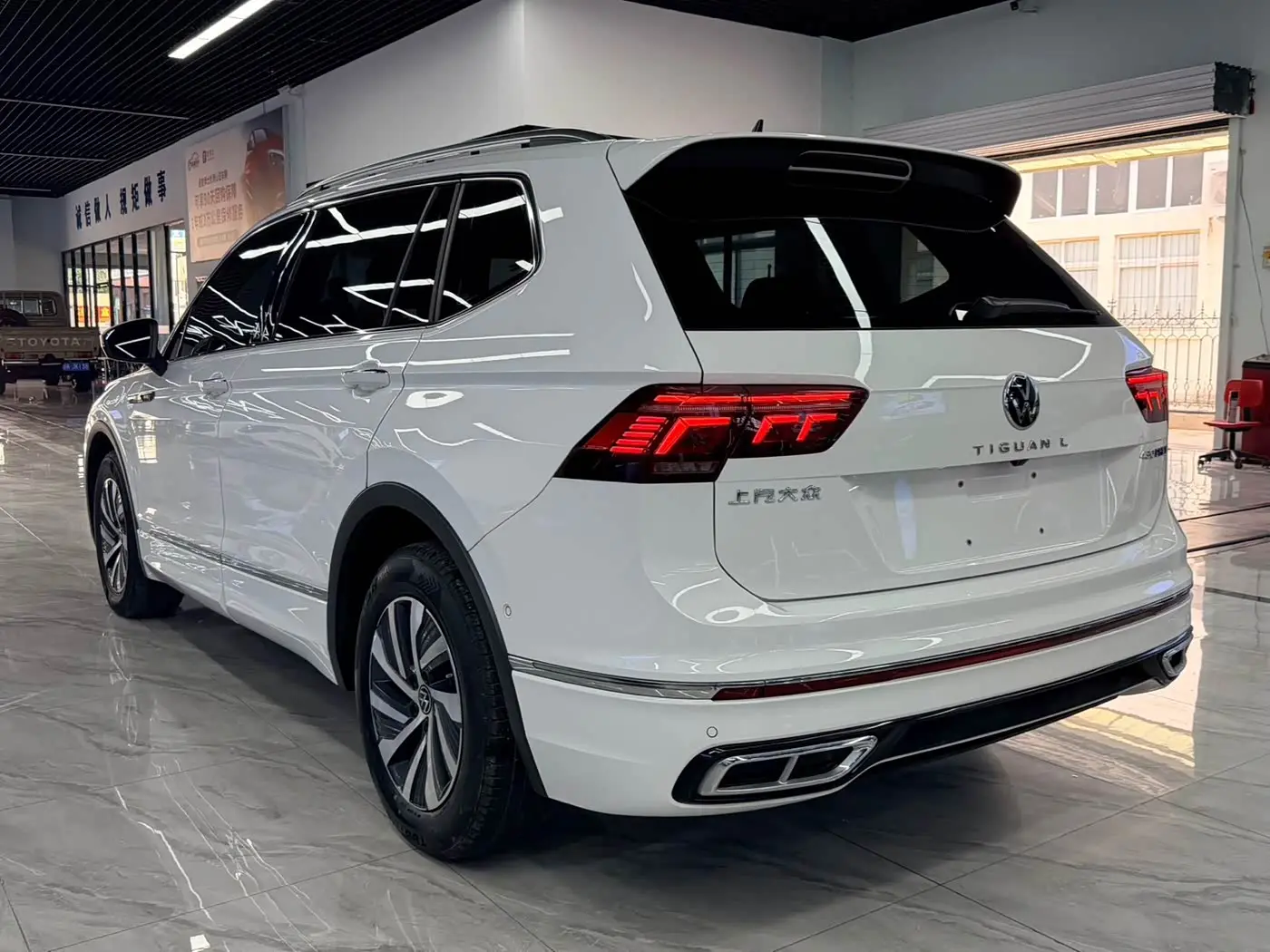 Volkswagen Tiguan L PHEV 2022 — Photo 3/19