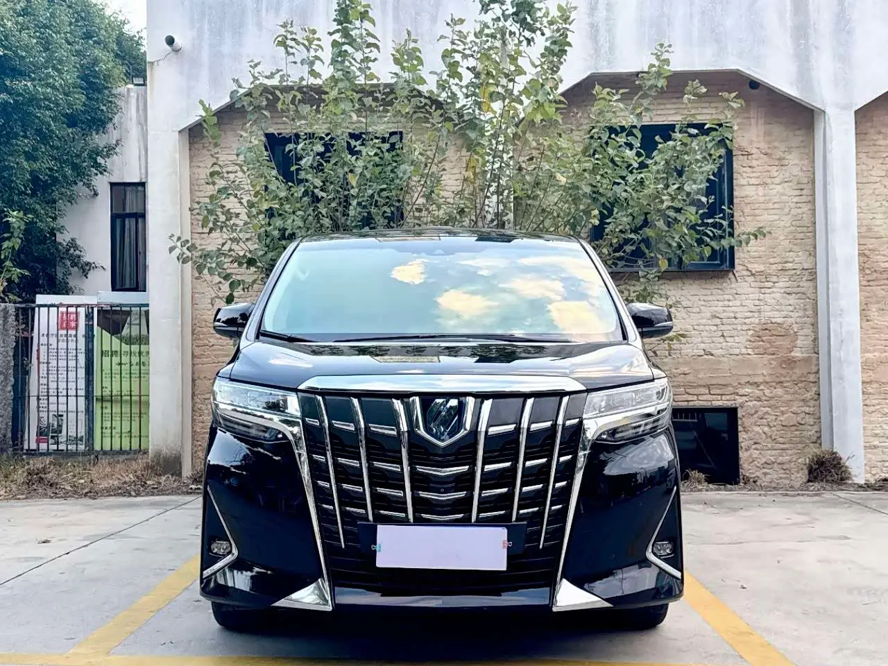 Toyota Alphard 2021 — ფოტო 2/9