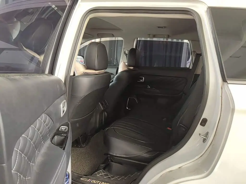 Mitsubishi Outlander 2021 — Şəkil 18/20