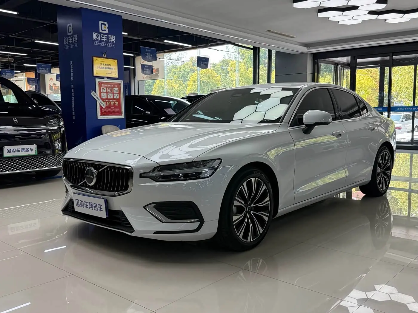 Volvo S60 2023 — Фото 1/15