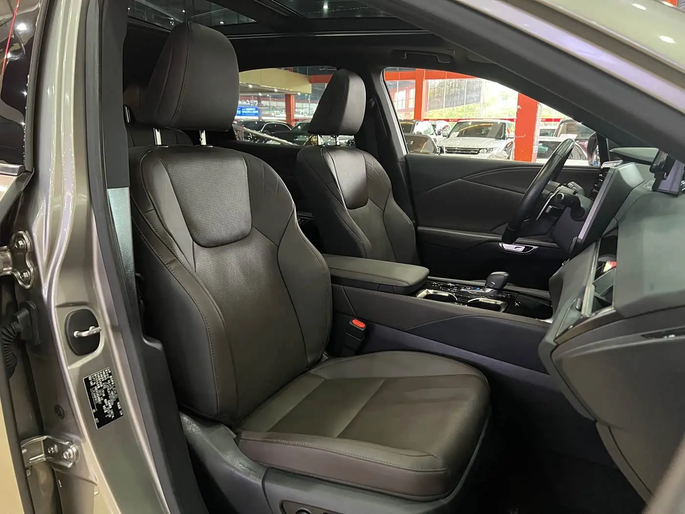 Lexus RX 2023 — Фото 15/15