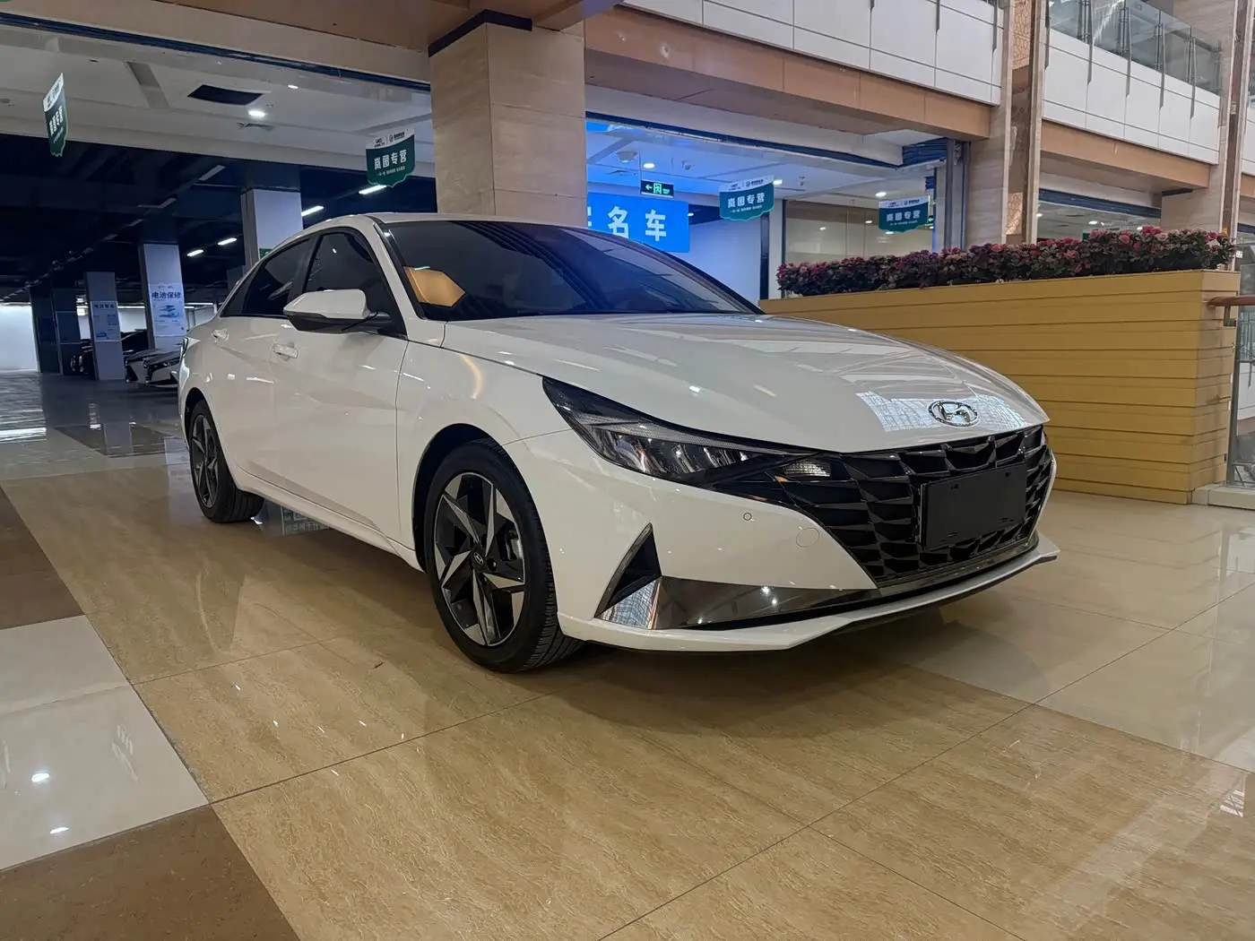 Hyundai Elantra 2023 — Фото 3/11