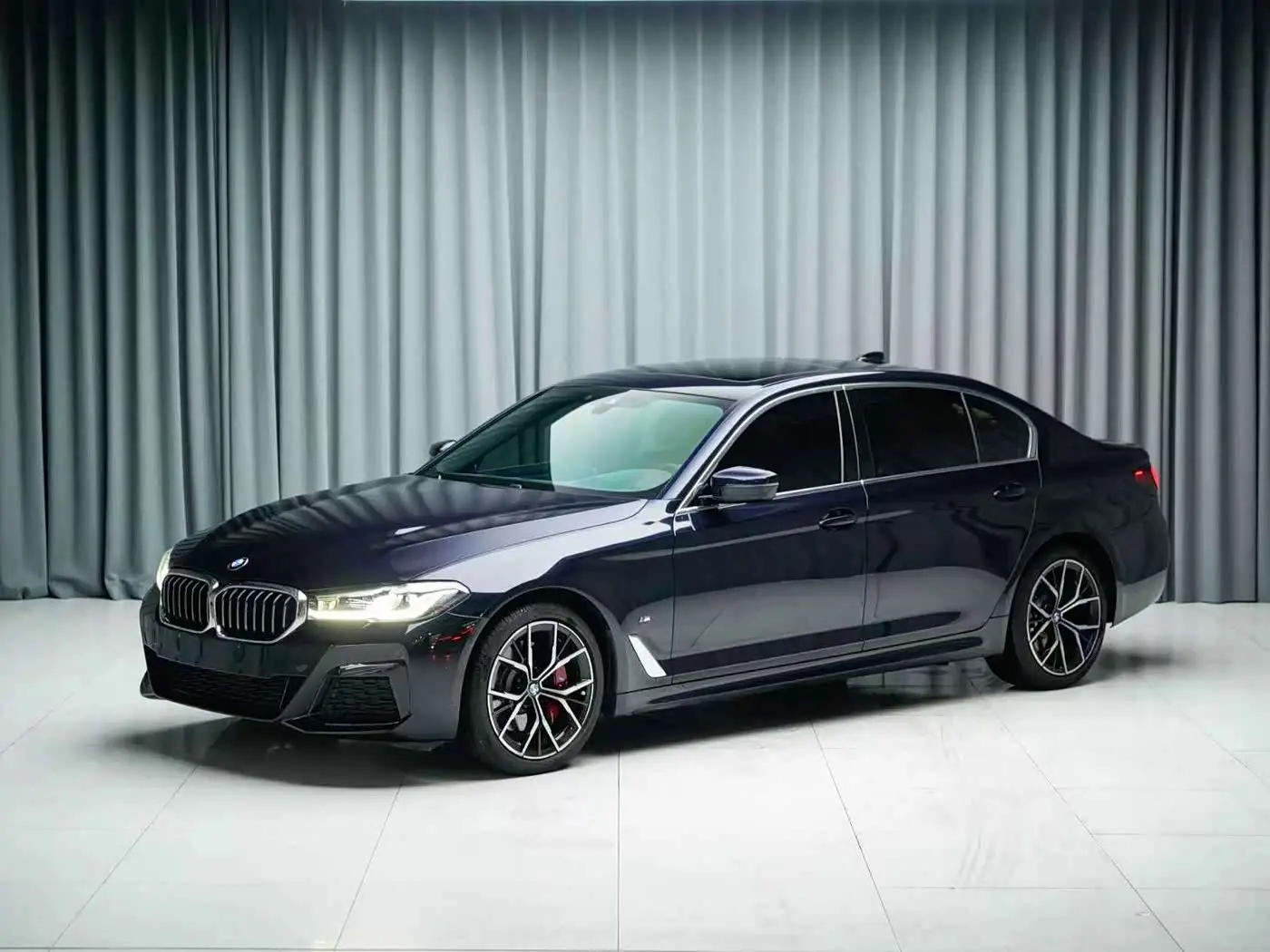 BMW 5 Series 2021 — Фото 1/17