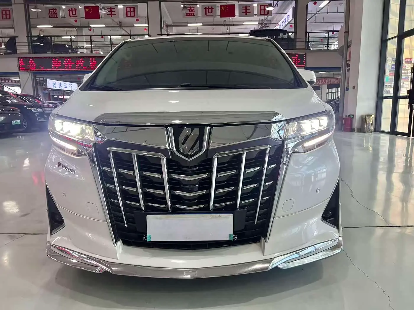 Toyota Alphard 2017 — Фото 2/9