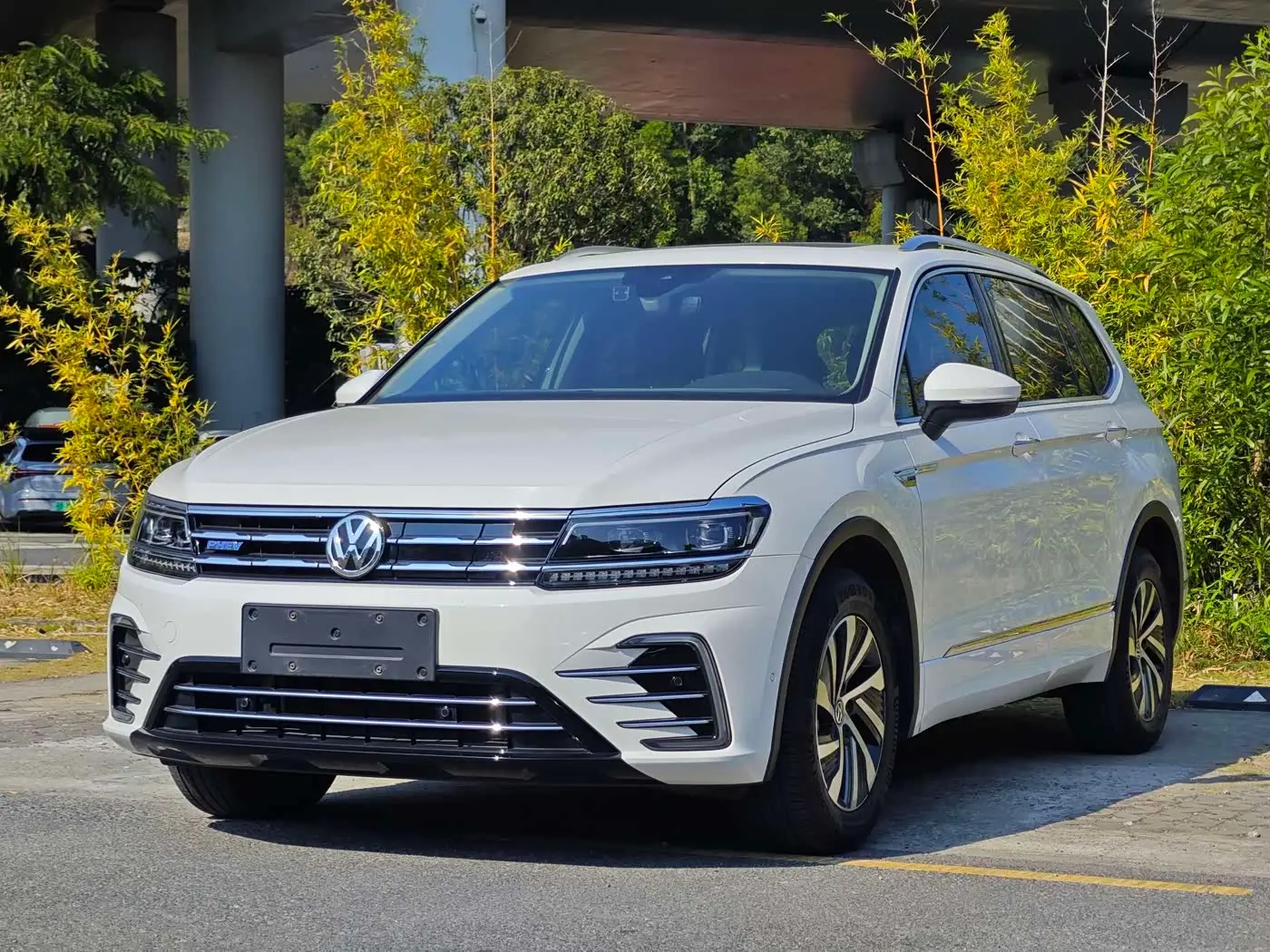 Volkswagen Tiguan L PHEV 2020 — Photo 1/18