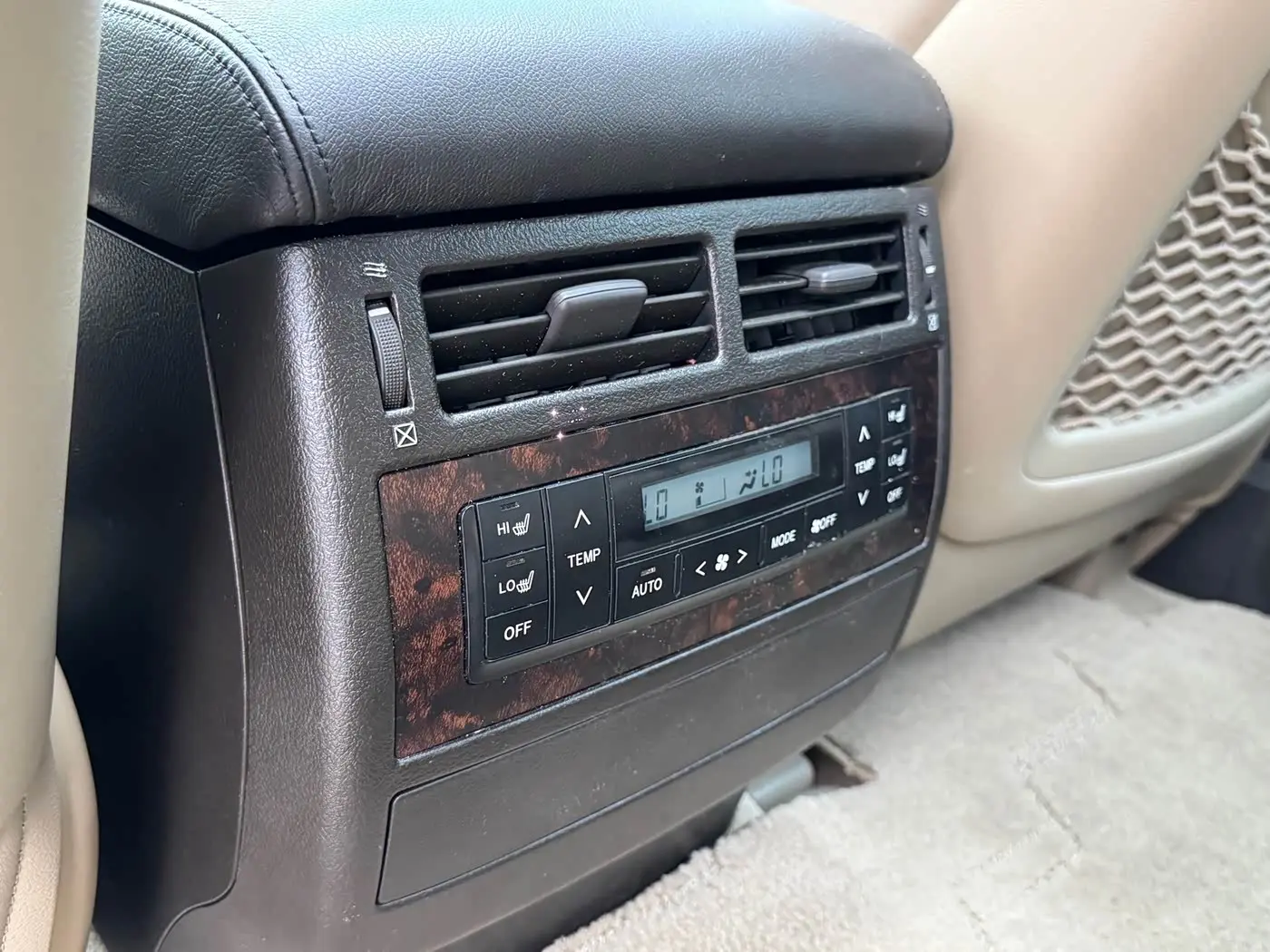 Toyota Land Cruiser 2010 — Photo 12/18
