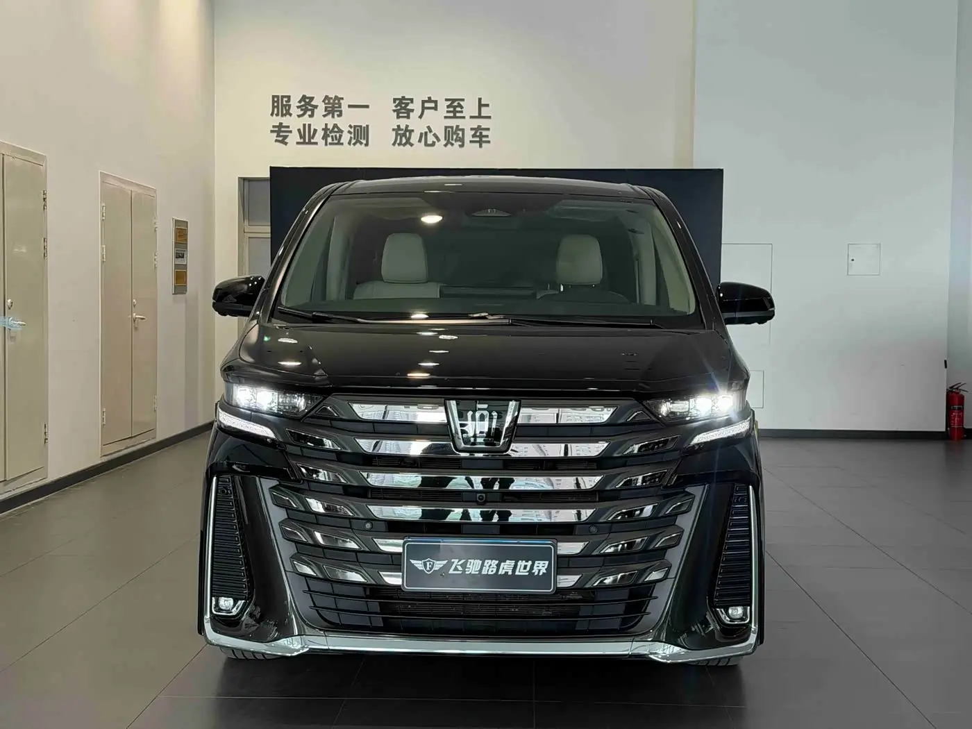 Toyota Vellfire 2023 — Фото 2/20