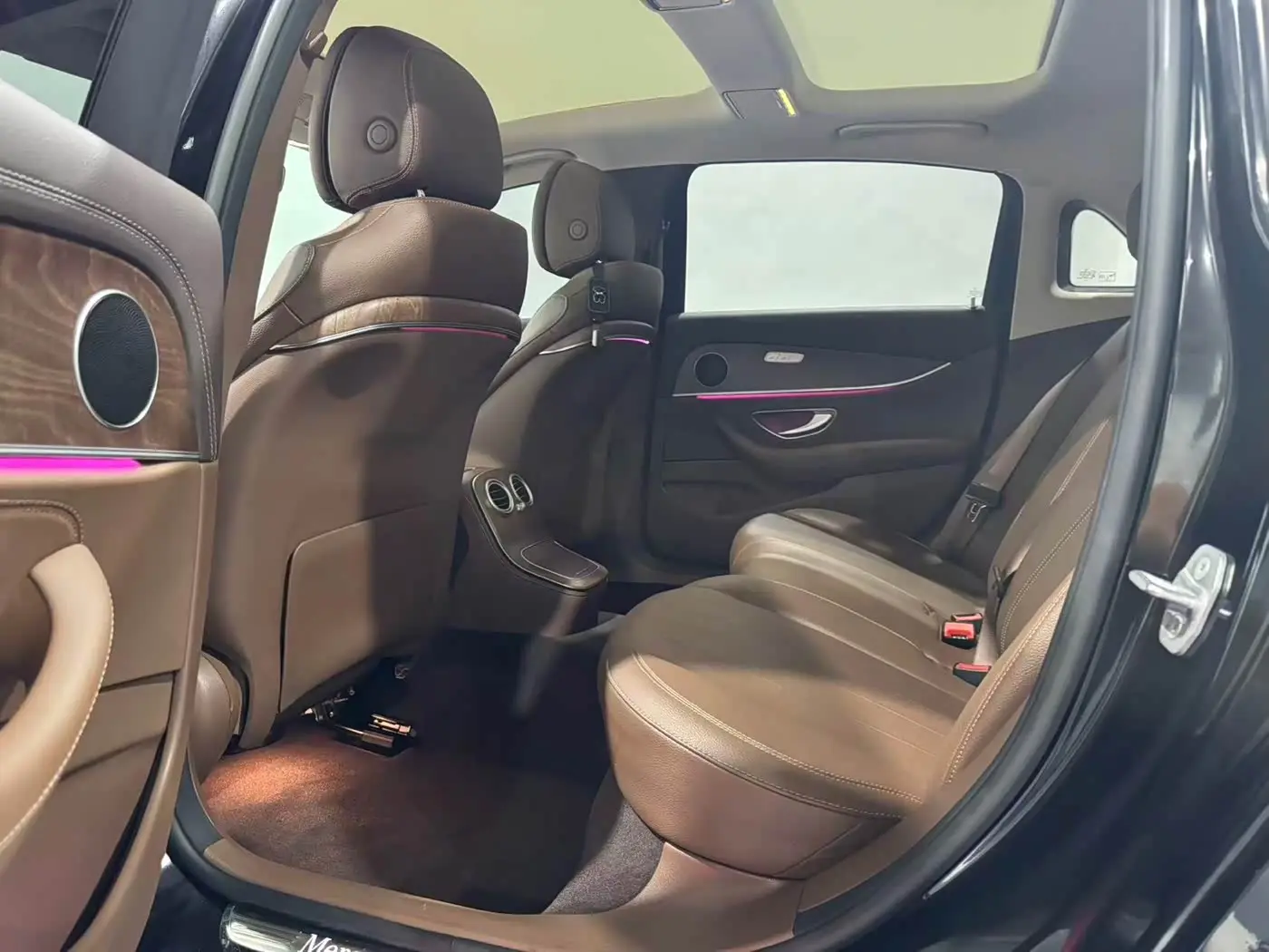 Mercedes-Benz E-Class 2023 — Photo 6/9