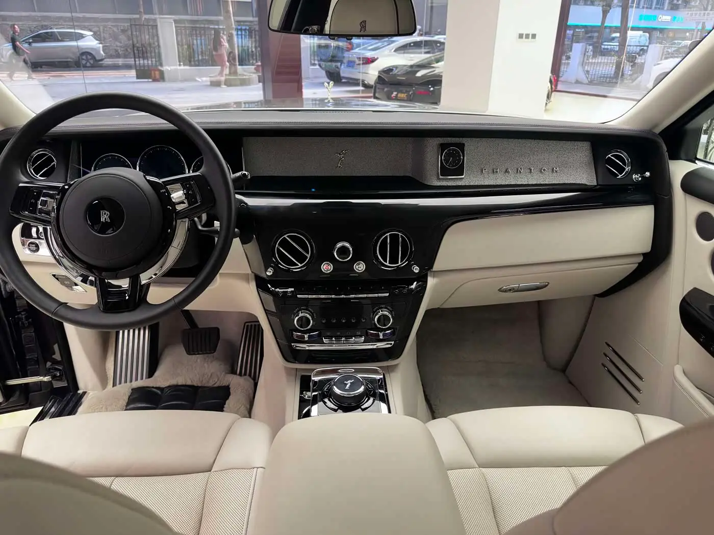 Rolls-Royce Phantom 2018 — Фото 13/18