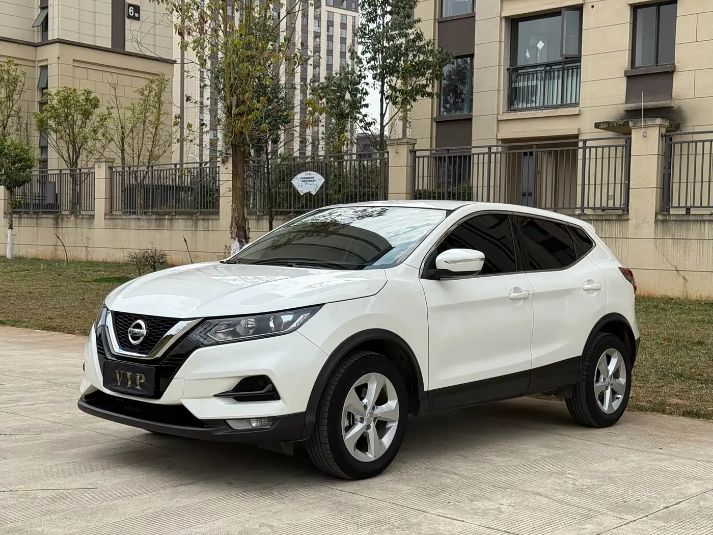 Nissan Qashqai 2023 — ფოტო 2/8