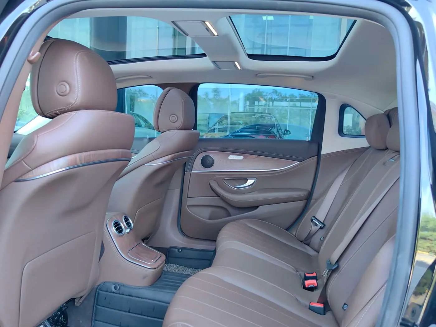 Mercedes-Benz E-Class 2023 — Photo 9/15