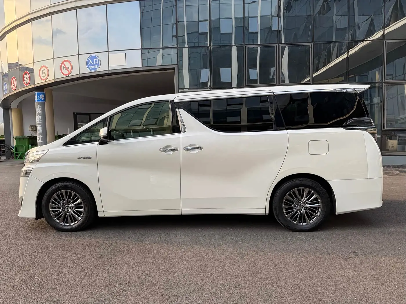 Toyota Vellfire 2019 — Photo 2/18