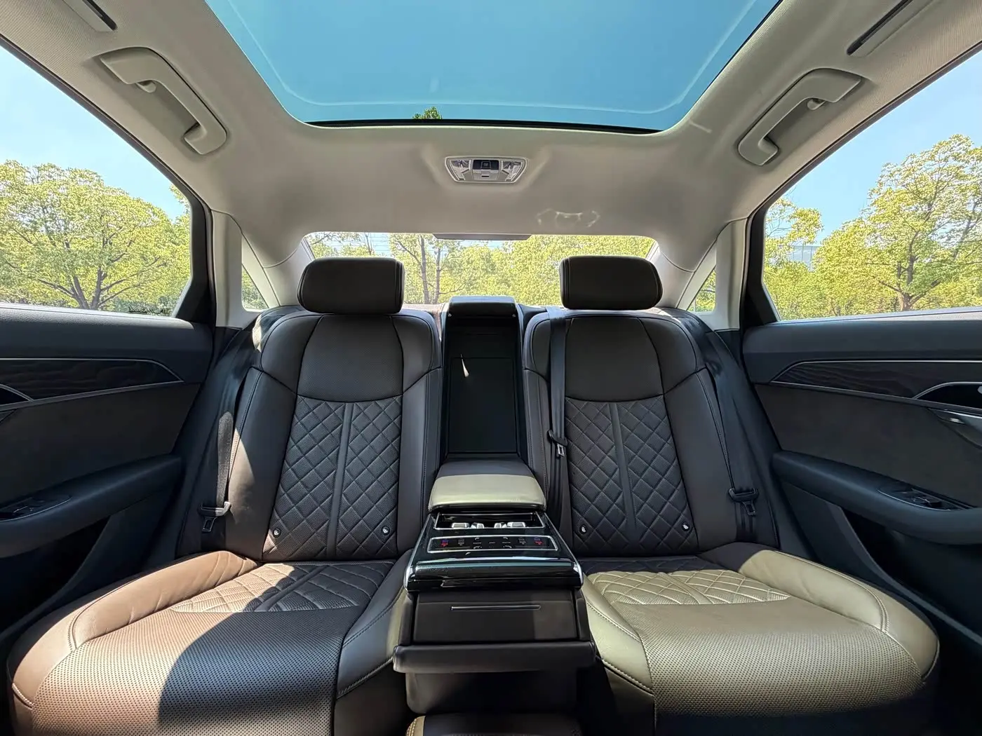 Audi A8 2021 — Photo 12/20