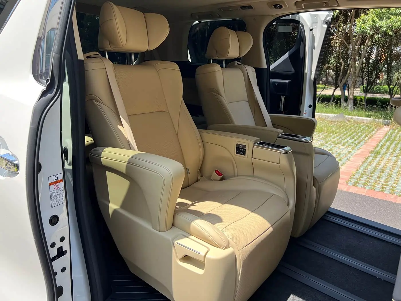 Toyota Alphard 2021 — Photo 9/15