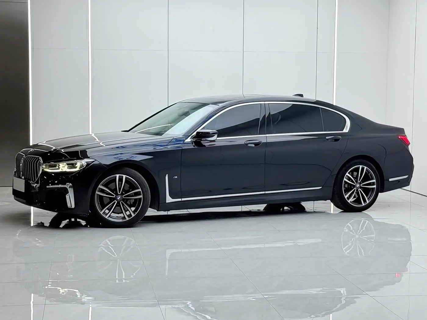 BMW 7 Series 2020 — Photo 1/18