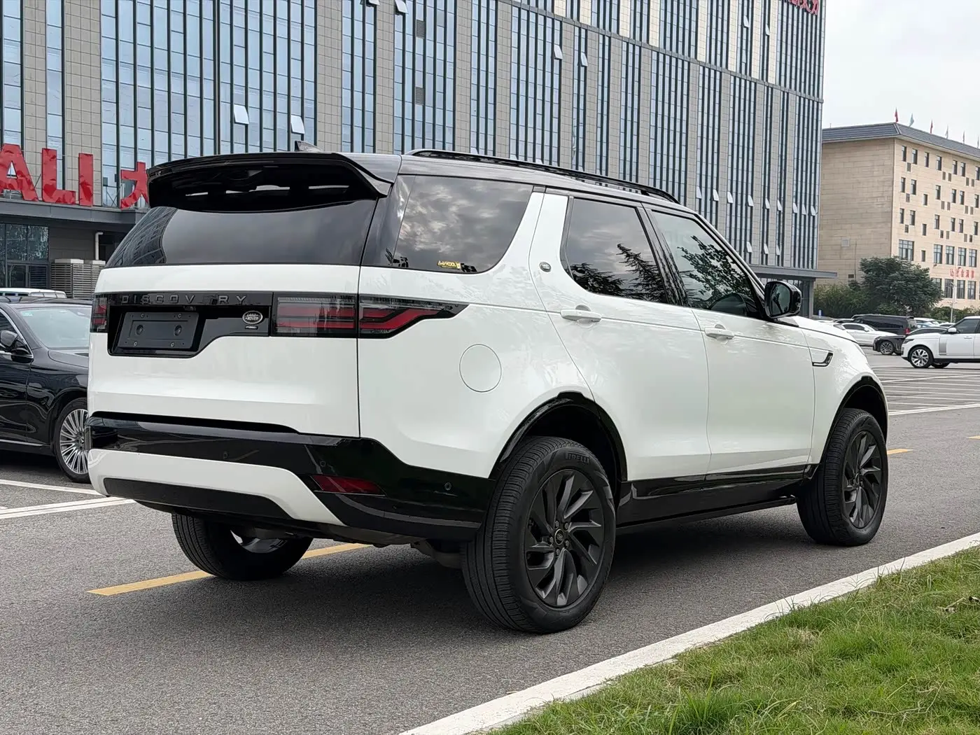 Land Rover Discovery 2023 — Фото 7/20