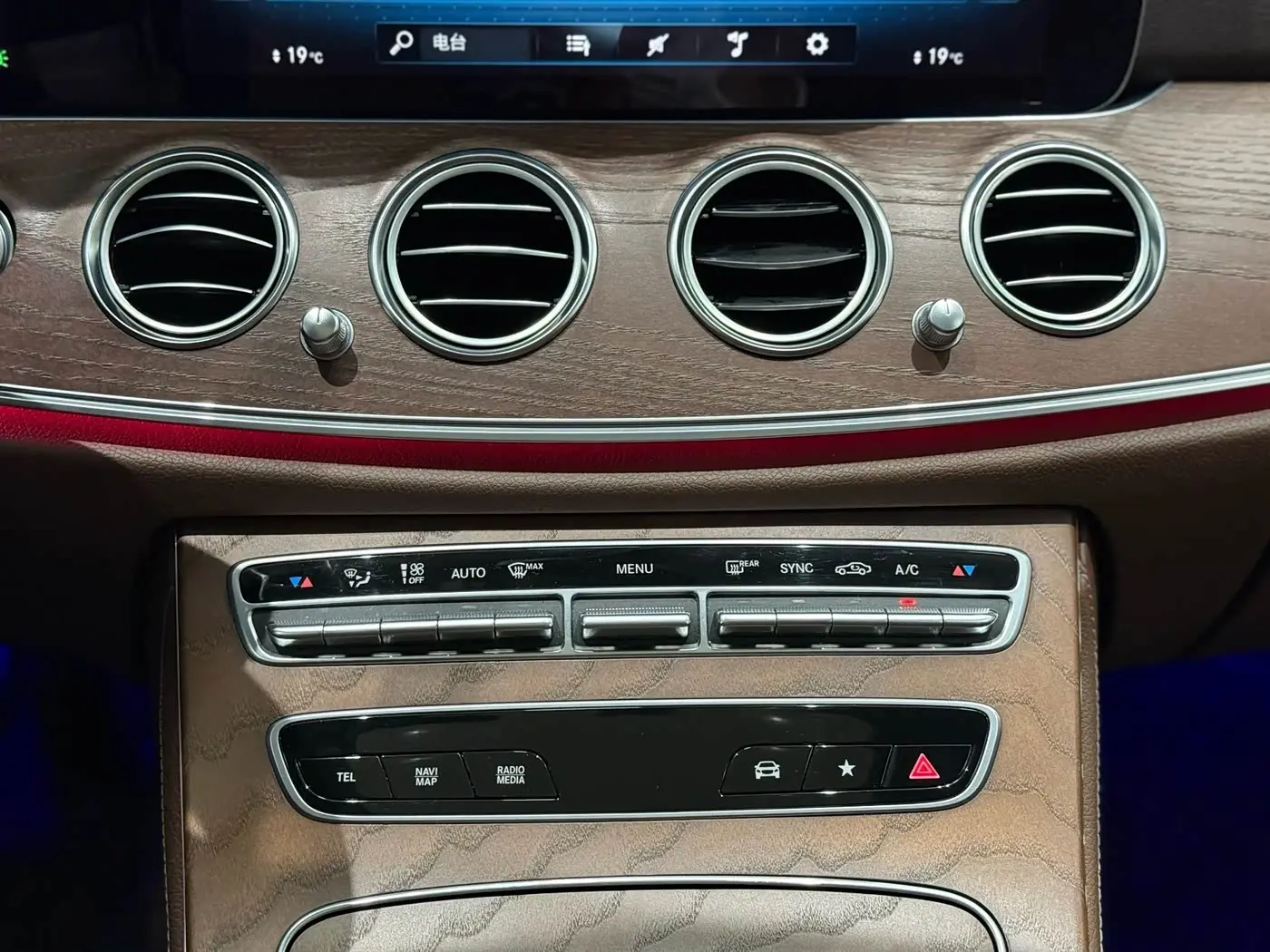 Mercedes-Benz E-Class 2022 — Photo 8/20