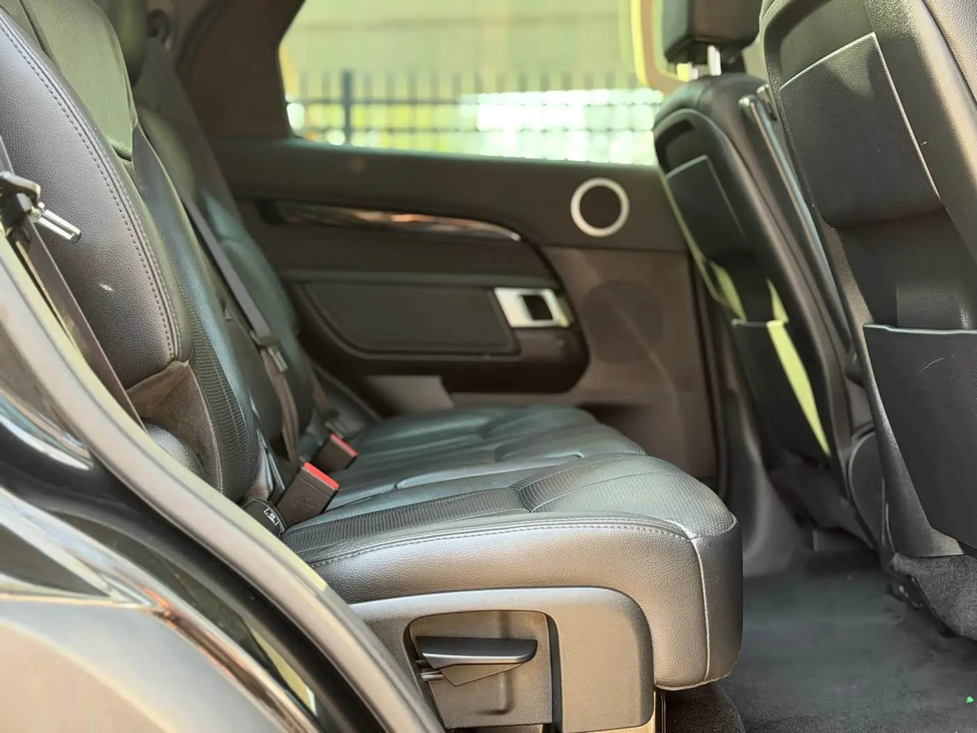Land Rover Discovery 2018 — Photo 6/16