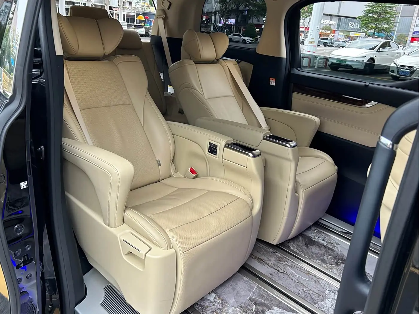 Toyota Alphard 2023 — Photo 17/20
