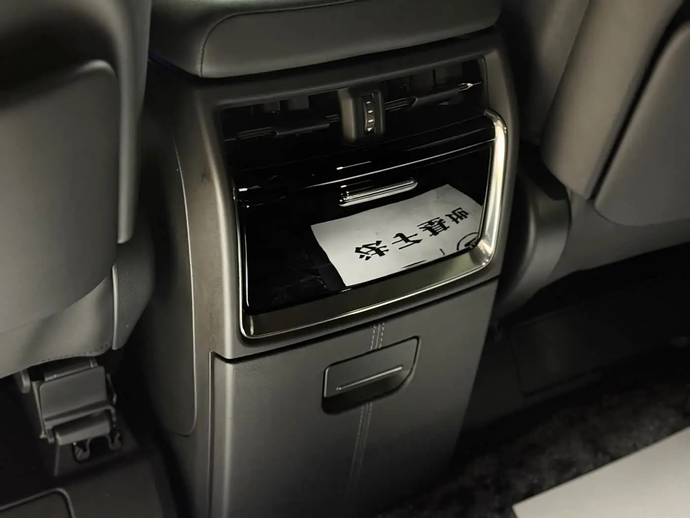 Toyota Alphard 2026 — Фото 19/20