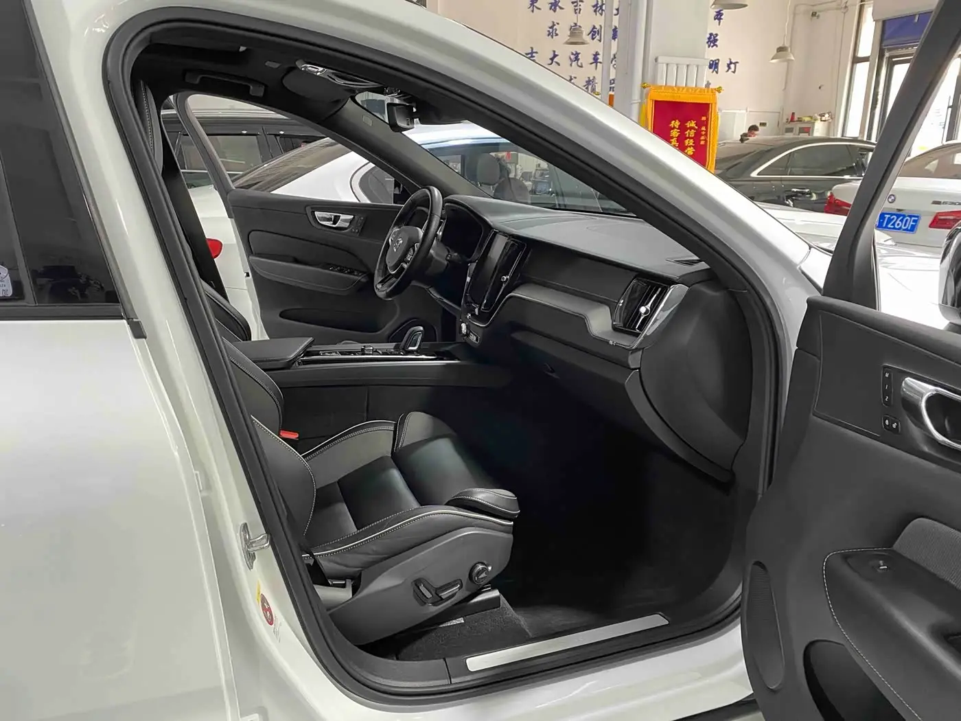 Volvo XC60 Plug-in Hybrid 2021 — Photo 7/17