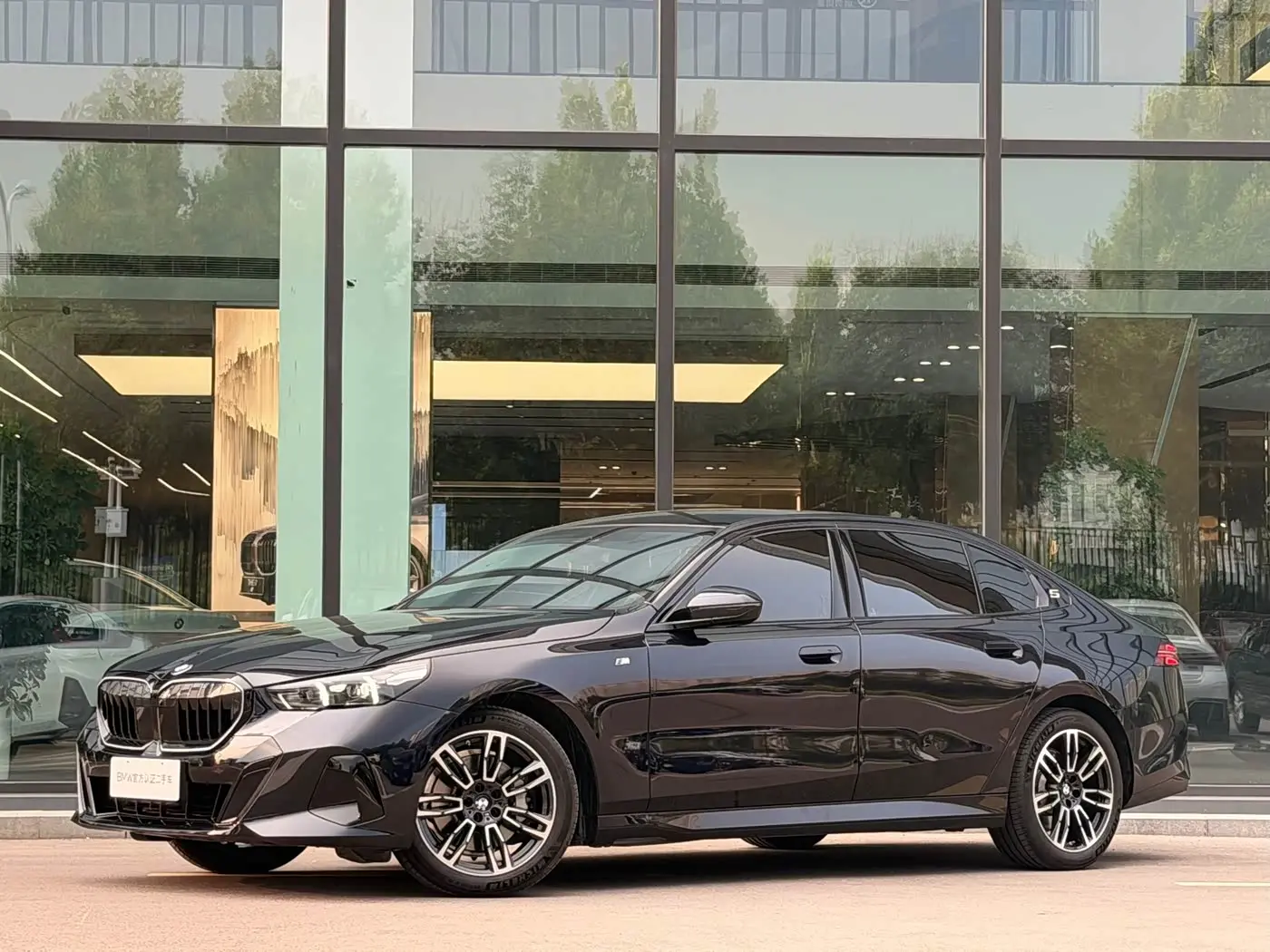 BMW 5 Series 2025 — Photo 1/20